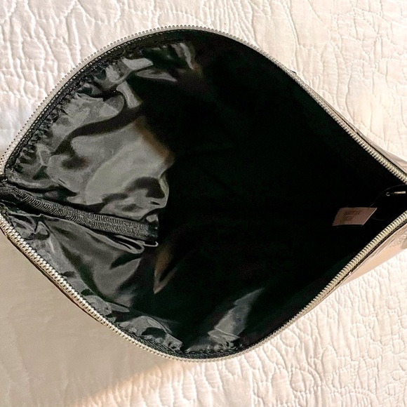 VICTORA SECRET Glam gold quilted foil pouch/cosmetic bag size 11x7 NWT - Picture 4 of 5